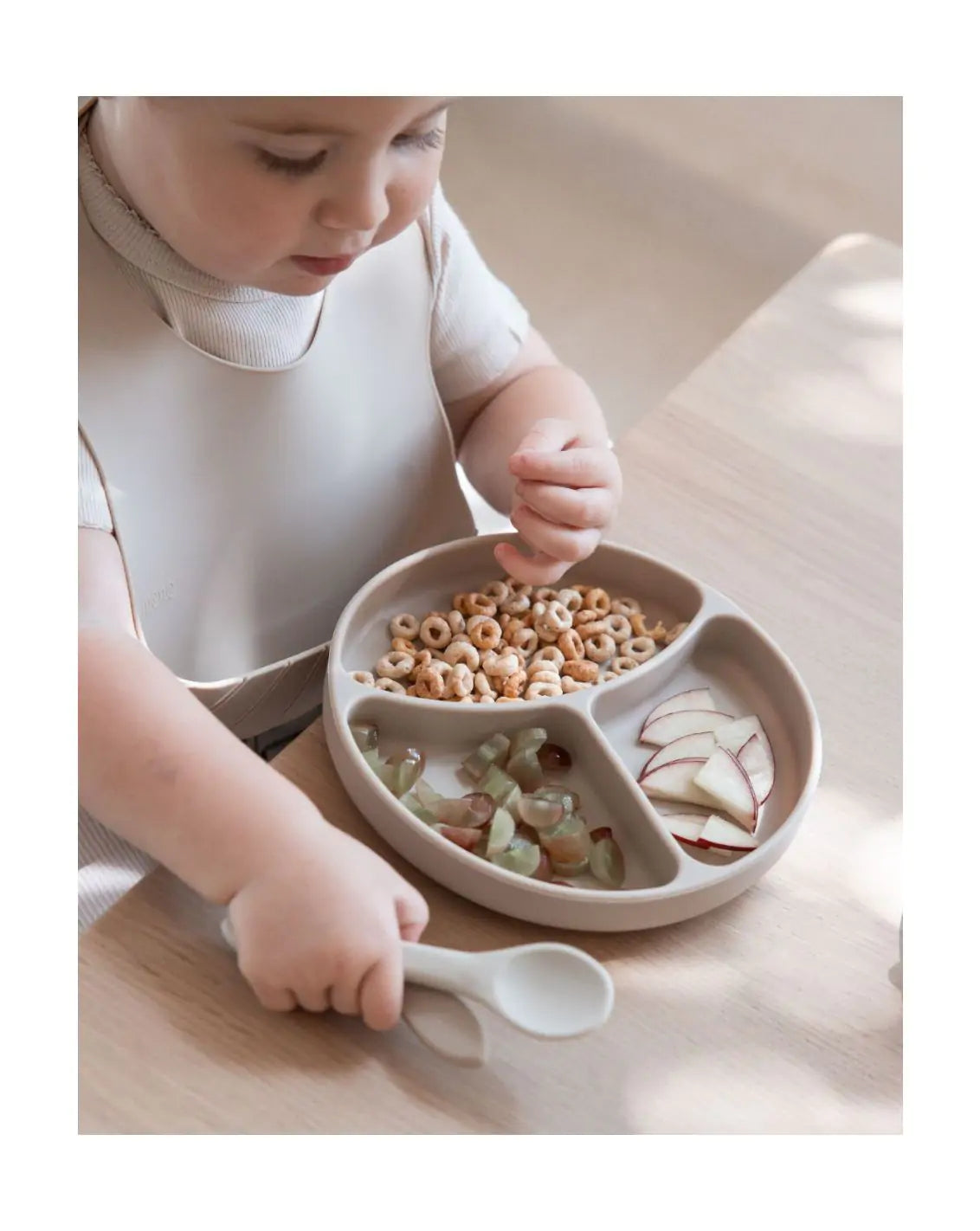 Minene - Πιάτο Σιλικόνης με βεντούζα Light Brown